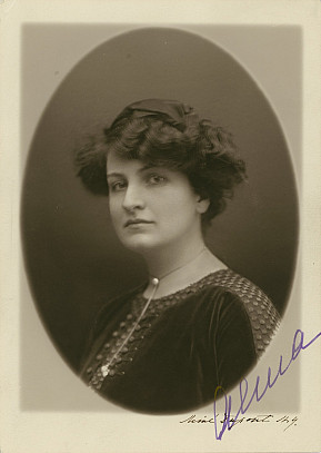 Alma Mahler, 1909, Foto: Aimé Dupont, Bauhaus-Archiv Berlin Alma Mahler, 1909, Foto: Aimé Dupont, Bauhaus-Archiv Berlin